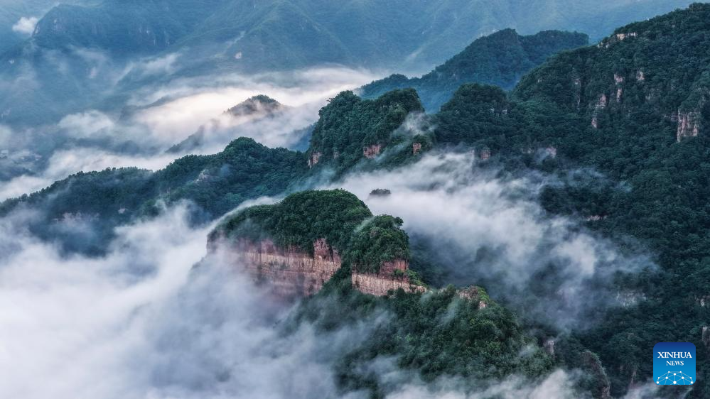 Foto dron bertarikh 9 Jun 2026 ini menunjukkan pemandangan lautan awan menyelubungi tempat peranginan Gunung Xinglong di bandar Chengde, provinsi Hebei, utara China. (Foto oleh Liu Mancang/Xinhua)