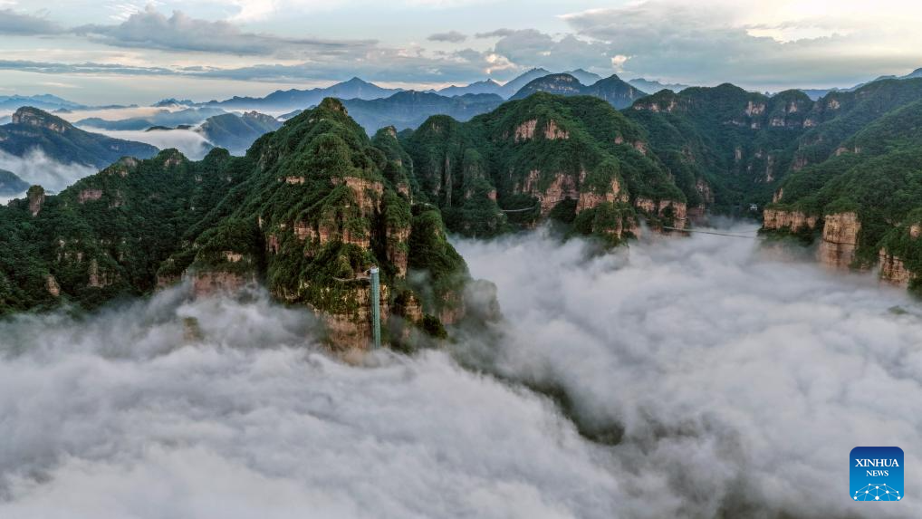 Foto dron bertarikh 9 Jun 2026 ini menunjukkan pemandangan lautan awan menyelubungi tempat peranginan Gunung Xinglong di bandar Chengde, provinsi Hebei, utara China. (Foto oleh Liu Mancang/Xinhua)