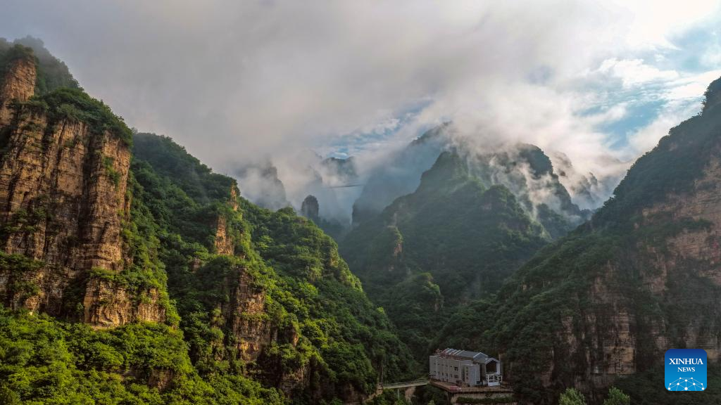 Foto dron bertarikh 9 Jun 2026 ini menunjukkan pemandangan lautan awan menyelubungi tempat peranginan Gunung Xinglong di bandar Chengde, provinsi Hebei, utara China. (Foto oleh Liu Mancang/Xinhua)