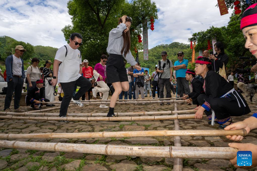 Pelawat mencuba tarian galah buluh di kampung Banyueli, kaunti Xiapu, bandar Ningde, provinsi Fujian, tenggara China, 10 Jun 2026. (Xinhua/Zhang Xiaoyu)