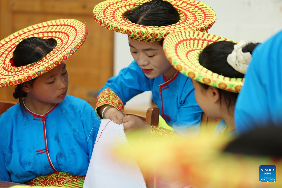 Pelajar belajar sulaman suji bilang Tiaohua di sebuah sekolah di kaunti Longhui, Shaoyang, provinsi Hunan, tengah China, 24 Jun 2026. (Xinhua/Zhao Zhongzhi)