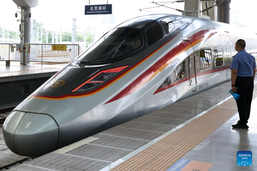 Tren berkelajuan tinggi G9 berlepas dari Beijing menuju ke Shanghai di timur China, di Beijing, ibu negara China, 30 Jun 2026. (Xinhua/Zhang Chenlin)