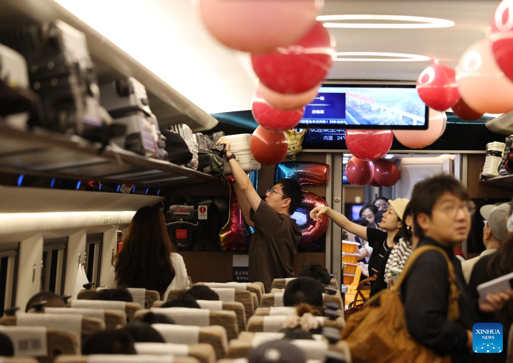 Penumpang tren berkelajuan tinggi G9 yang berlepas dari Beijing ke Shanghai di timur China, di Stesen Kereta Api Selatan Beijing, 30 Jun 2026. (Xinhua/Zhang Chenlin)