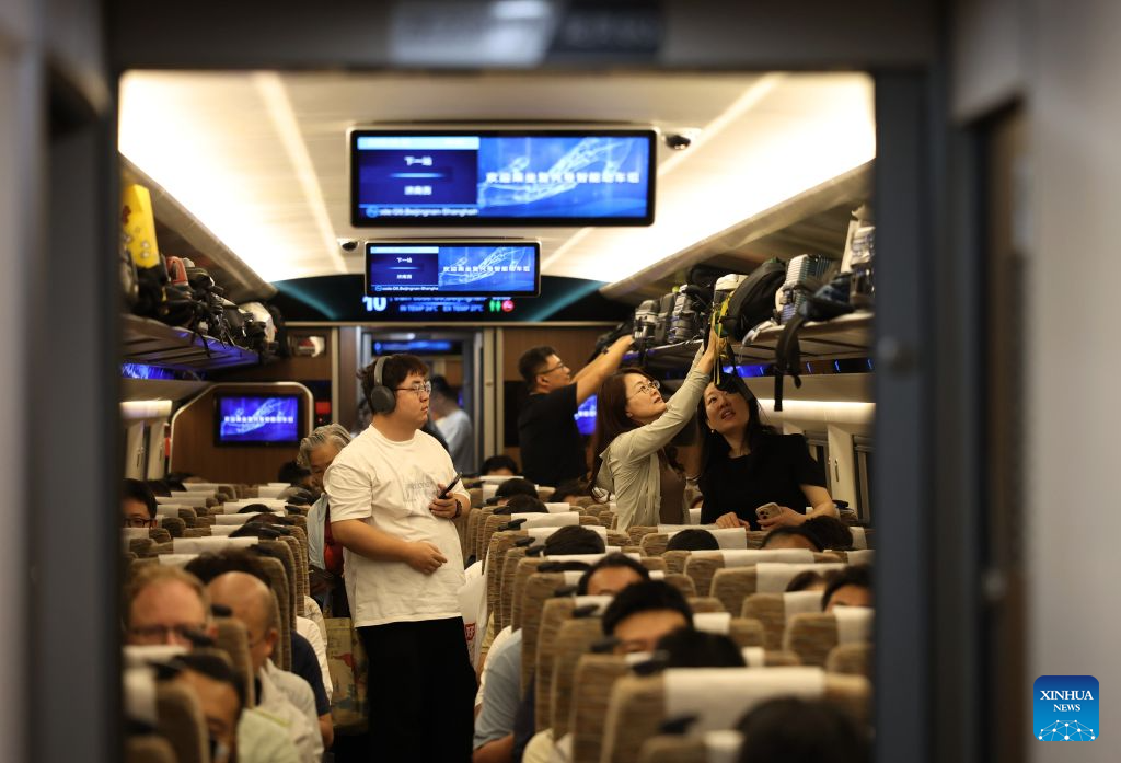 Penumpang tren berkelajuan tinggi G9 yang berlepas dari Beijing ke Shanghai di timur China, di Stesen Kereta Api Selatan Beijing, 30 Jun 2026. (Xinhua/Zhang Chenlin)