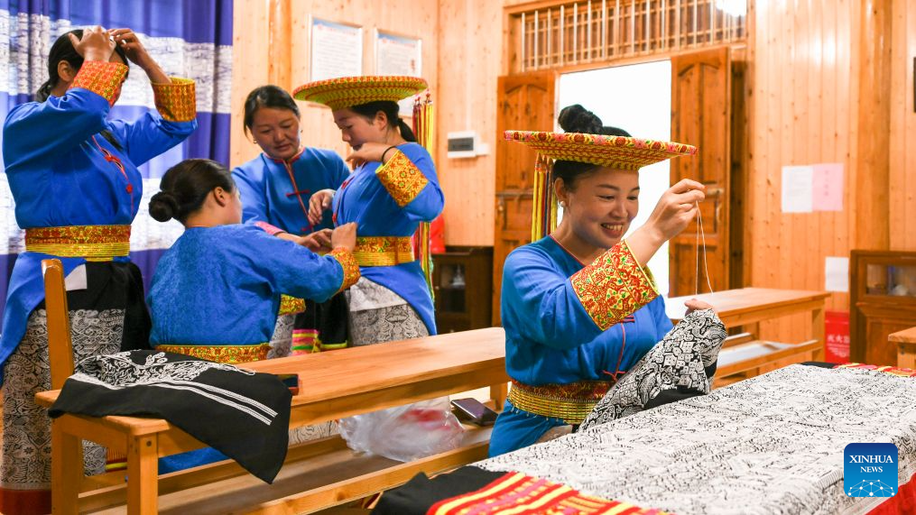 Wanita dari kumpulan Huayao etnik Yao menyampaikan kelas latihan sulaman suji bilang Tiaohua di kaunti Longhui, Shaoyang, provinsi Hunan, tengah China, 23 Jun 2026. (Xinhua/Zhao Zhongzhi)