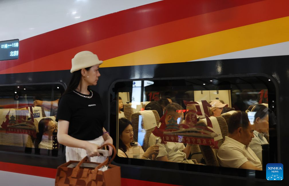 Penumpang tren berkelajuan tinggi G9 yang berlepas dari Beijing ke Shanghai di timur China, di Stesen Kereta Api Selatan Beijing, 30 Jun 2026. (Xinhua/Zhang Chenlin)