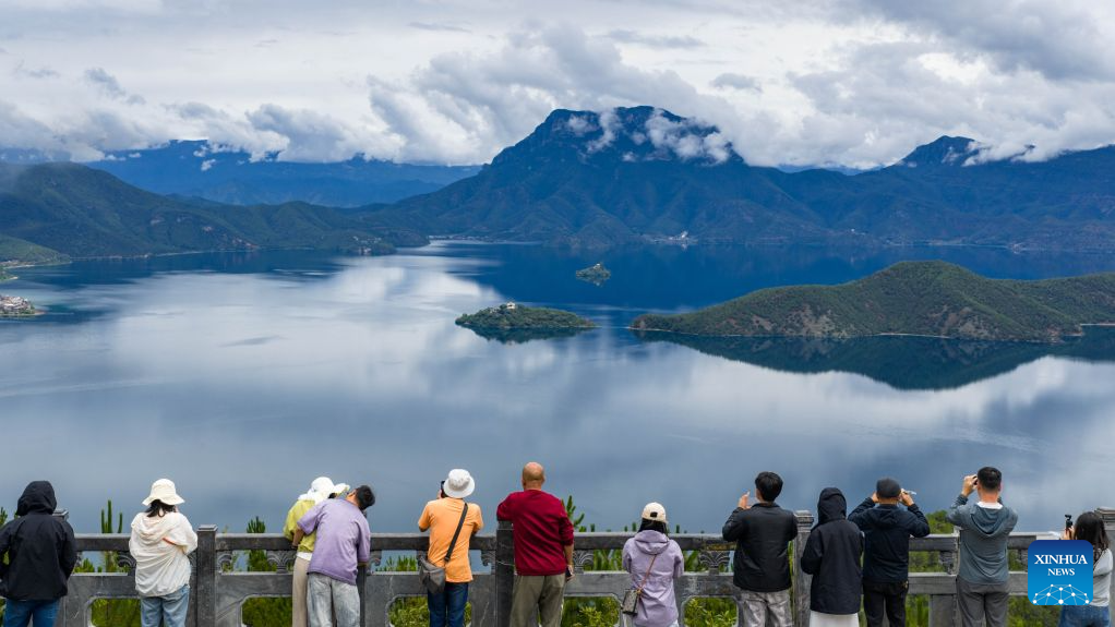 Foto dron bertarikh 3 Julai 2026 menunjukkan pelancong menaiki bot persiaran di Tasik Lugu di sempadan antara kaunti autonomi Yi Ninglang di bandar Lijiang, provinsi Yunnan dan kaunti Yanyuan di kawasan autonomi Yi Liangshan, provinsi Sichuan. (Xinhua/Hu Chao)