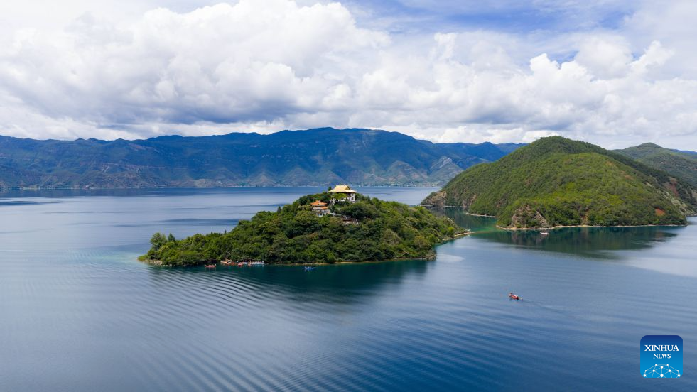 Foto dron bertarikh 3 Julai 2026 menunjukkan pelancong menaiki bot persiaran di Tasik Lugu di sempadan antara kaunti autonomi Yi Ninglang di bandar Lijiang, provinsi Yunnan dan kaunti Yanyuan di kawasan autonomi Yi Liangshan, provinsi Sichuan. (Xinhua/Hu Chao)