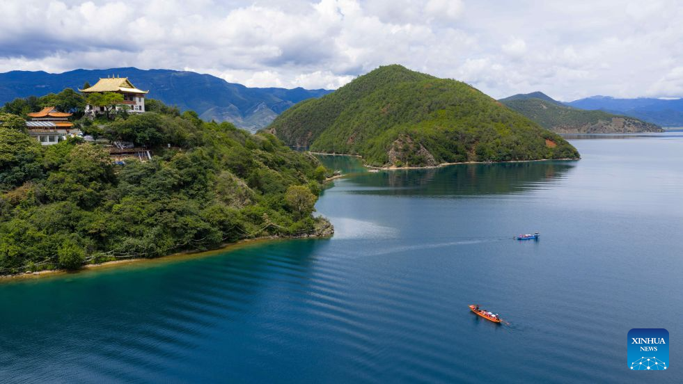 Foto dron bertarikh 3 Julai 2026 menunjukkan pelancong menaiki bot persiaran di Tasik Lugu di sempadan antara kaunti autonomi Yi Ninglang di bandar Lijiang, provinsi Yunnan dan kaunti Yanyuan di kawasan autonomi Yi Liangshan, provinsi Sichuan. (Xinhua/Hu Chao)