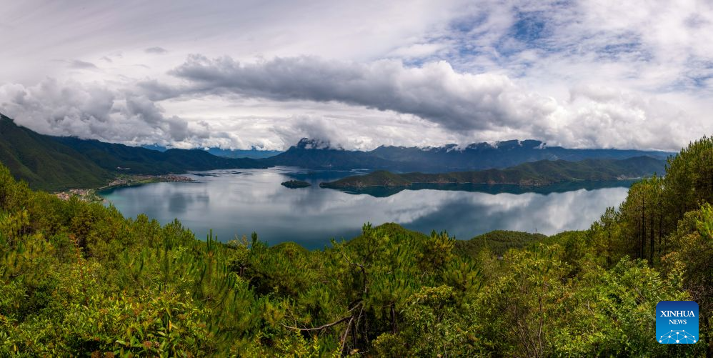Foto dron bertarikh 3 Julai 2026 menunjukkan pemandangan Tasik Lugu di sempadan antara kaunti autonomi Yi Ninglang di bandar Lijiang, provinsi Yunnan dan kaunti Yanyuan di kawasan autonomi Yi Liangshan, provinsi Sichuan. (Xinhua/Hu Chao)