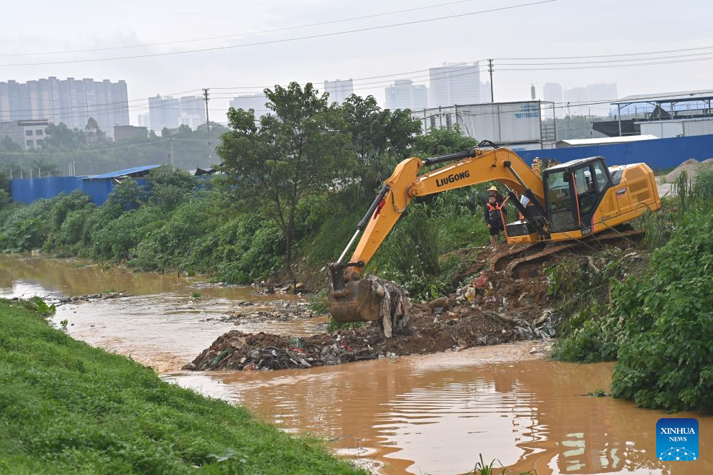 Sebuah kenderaan penyelamat menahan aliran balik cawang Sungai Yujiang di bandar Guigang, wilayah autonomi Zhuang Guangxi, selatan China, 7 Julai 2026. (Xinhua/Zhou Hua)