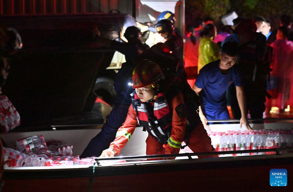 Penyelamat memuatkan bekalan bantuan ke bot di bandar Guigang, wilayah autonomi Zhuang Guangxi, selatan China, 7 Julai 2026. (Xinhua/Zhou Hua)