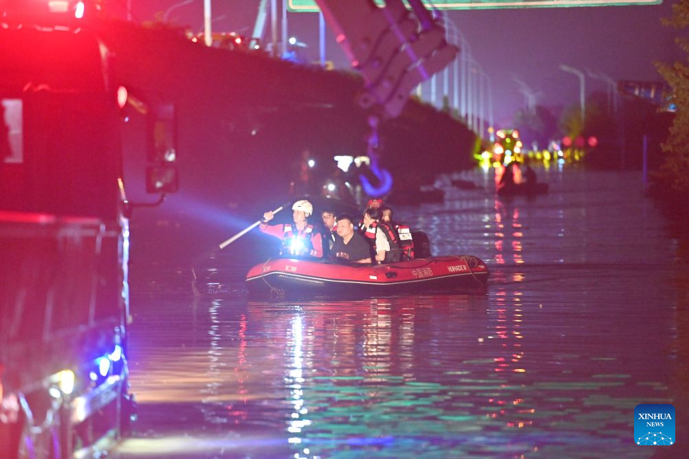 Penyelamat memindahkan penduduk yang terkandas di bandar Guigang, wilayah autonomi Zhuang Guangxi, selatan China, 7 Julai 2026. (Xinhua/Zhou Hua)