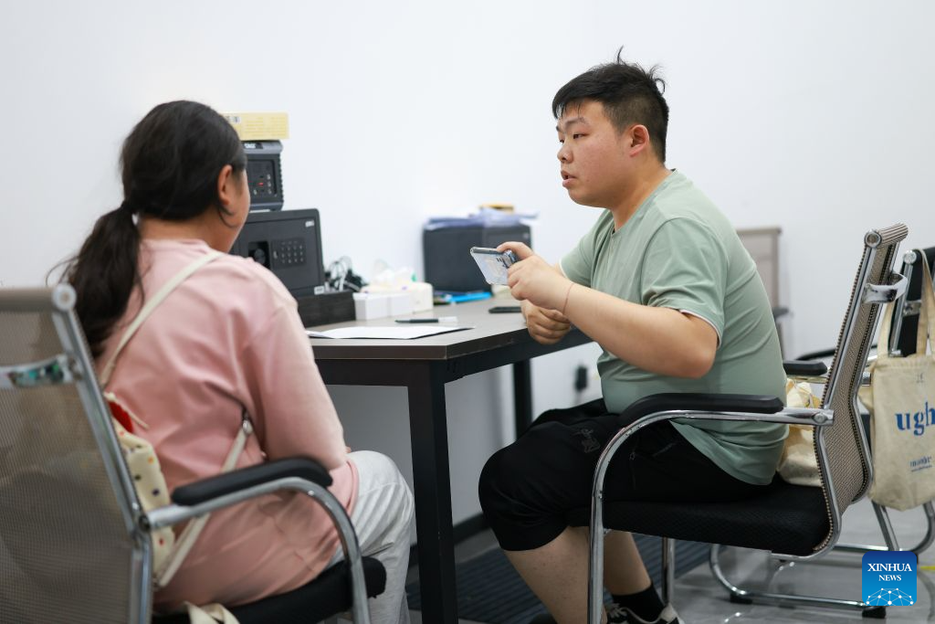 Seorang pengumpul data menemu bual pengguna alat pintar perubatan di sebuah syarikat pengumpulan data di daerah Yunyan, bandar Guiyang, provinsi Guizhou, barat daya China, 6 Julai 2026. (Xinhua/Liu Xu)