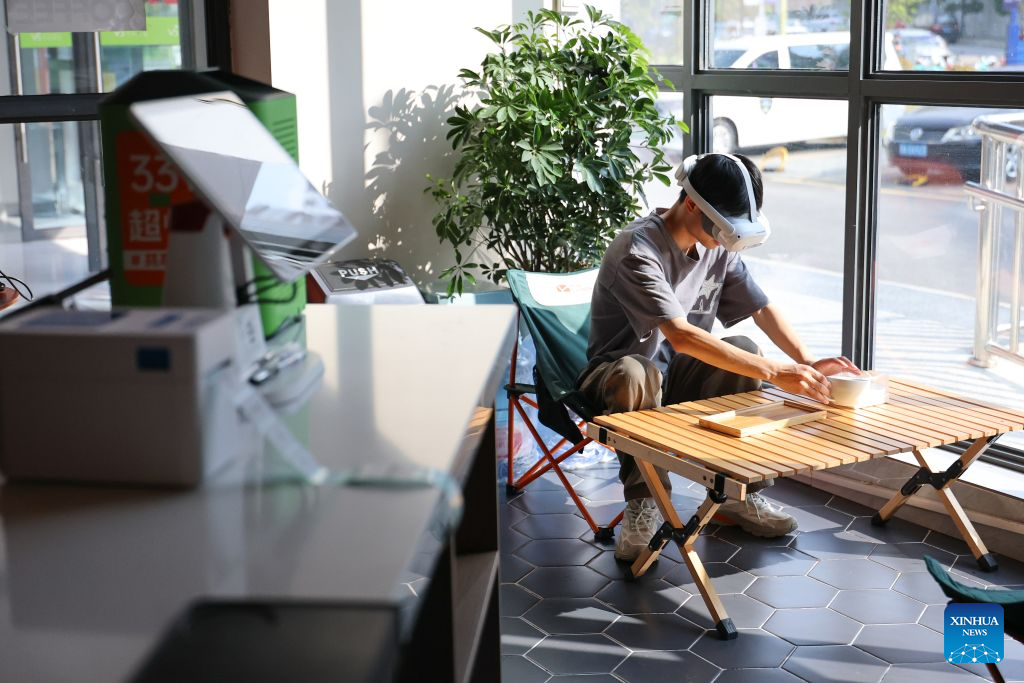 Seorang pengumpul data mengutip input dunia nyata untuk alat pintar terkandung dalam senario kafe di daerah Yunyan, bandar Guiyang, provinsi Guizhou, barat daya China, 6 Julai 2026. (Xinhua/Liu Xu)