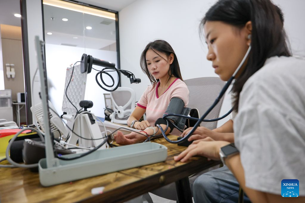 Pengumpul data menemu bual pengguna alat pintar perubatan di sebuah syarikat pengumpulan data di daerah Yunyan, bandar Guiyang, provinsi Guizhou, barat daya China, 6 Julai 2026. (Xinhua/Liu Xu)